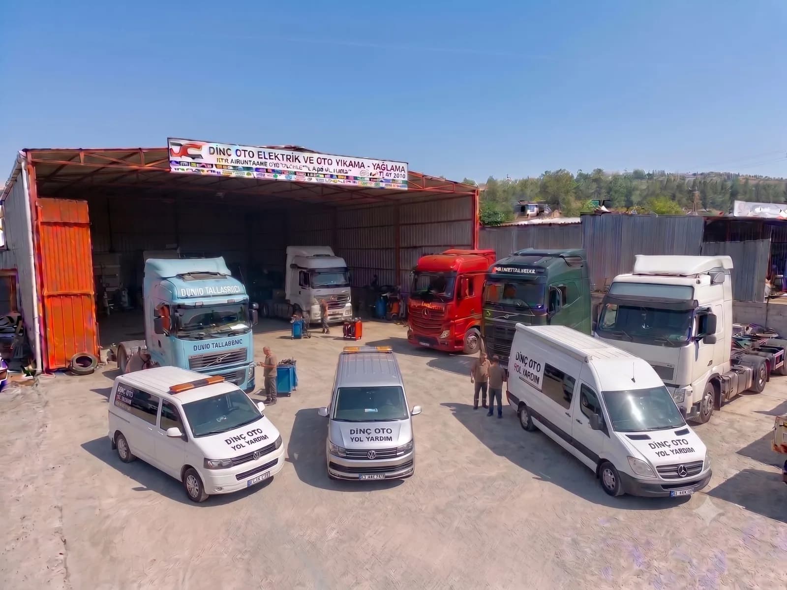 Dinç Oto servis alanındaki binek ve ticari araçlar